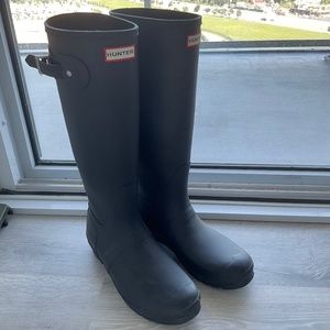 HUNTER Women’s Original Tall Classic Rain Boot + Hunter Stitch Cable Boot Sock